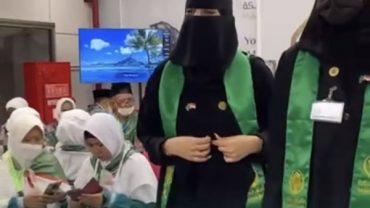 Des agentes saoudiennes des passeports servent à l’étranger pour aider les pèlerins de la « route de la Mecque »