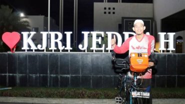 Un jeune Indonésien parcourt 5 000 km à vélo lors de son pèlerinage aux Trois Saintes Mosquées