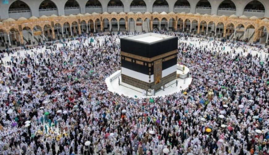 Le Hajj s’achèverait mardi alors que la moitié des pèlerins accomplissent les rituels