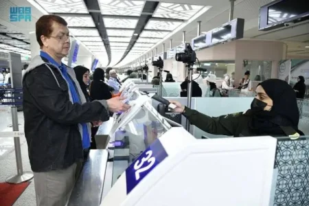 Les premiers groupes de visiteurs munis de visas de transit arrivent en Arabie saoudite